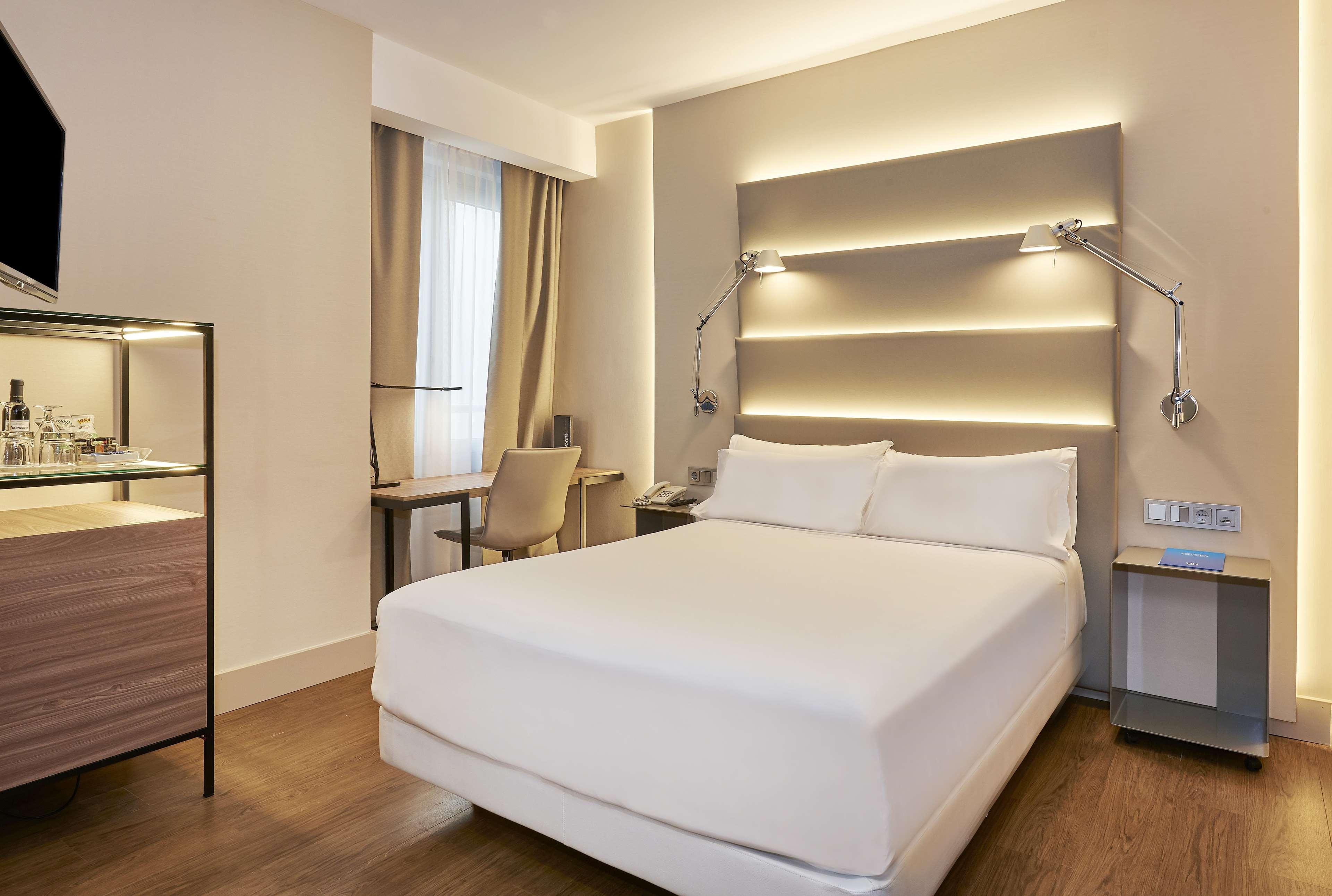 Nh Sants Barcelona Hotel Bagian luar foto